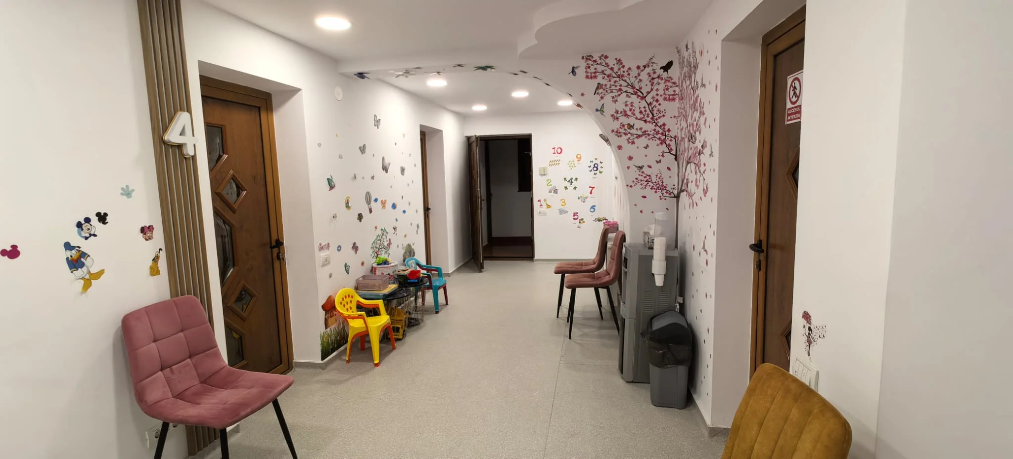 Hol decorat pentru copii, cu jucării și ușa cabinetului 4